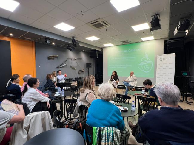 La AECC en Almería 'toma café con' el cirujano Manuel Ferrer