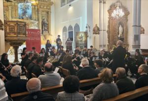 La Banda Julián Arcas y el Coro del Centro de la Mujer brillan