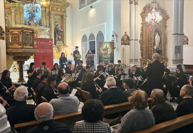 La Banda Julián Arcas y el Coro del Centro de la Mujer brillan