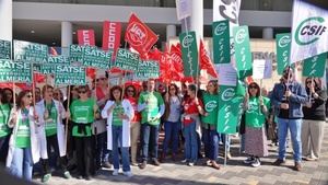 Sindicatos de Sanidad se concentran contra la nota de corte abusiva la Bolsa del SAS
