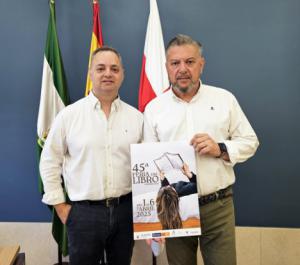 Diego Cruz felicita a Javier Cano por el cartel de la Feria del Libro