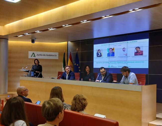 La Junta difunde entre los alcaldes de Almería el Decreto que refuerza la vivienda protegida