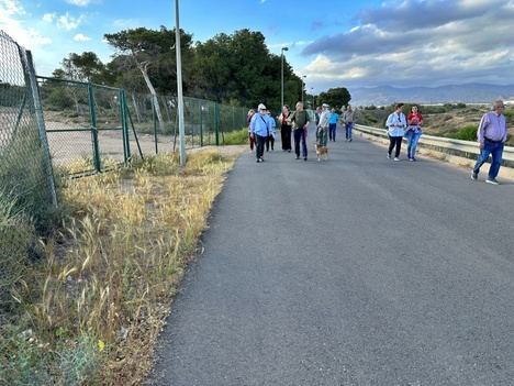 Los vecinos de El Alquián se siguen jugando la vida para ir a la playa