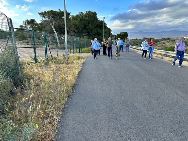 Los vecinos de El Alquián se siguen jugando la vida para ir a la playa
