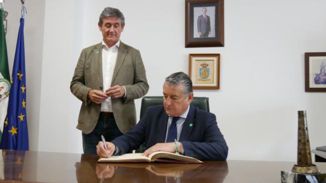 Manuel Cortés recibe a Antonio Sanz en el Ayuntamiento de Adra