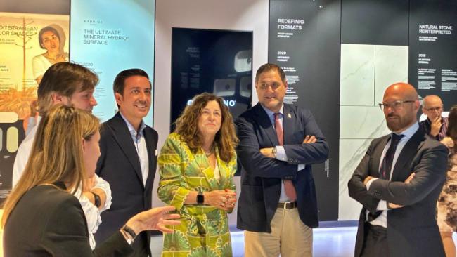 Castillo visita en Cosentino el proyecto de FP en el que se forman más de 100 estudiantes