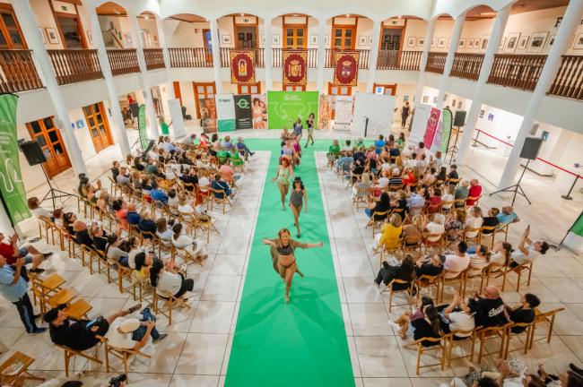 Mujeres mastectomizadas desfilan en el Castillo de Roquetas de Mar