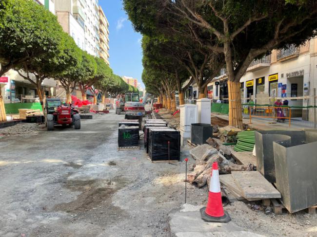 Almería Centro recuerda al Ayuntamiento cuando han de terminar las obras del Paseo