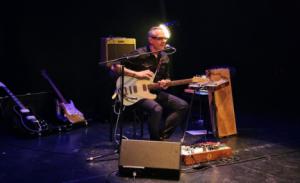 Mario Cobo deslumbra en el Teatro Apolo con su maestría guitarrera
