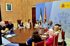 Reunión del subdelegado con los trabajadores sociales e intérpretes de la OPE