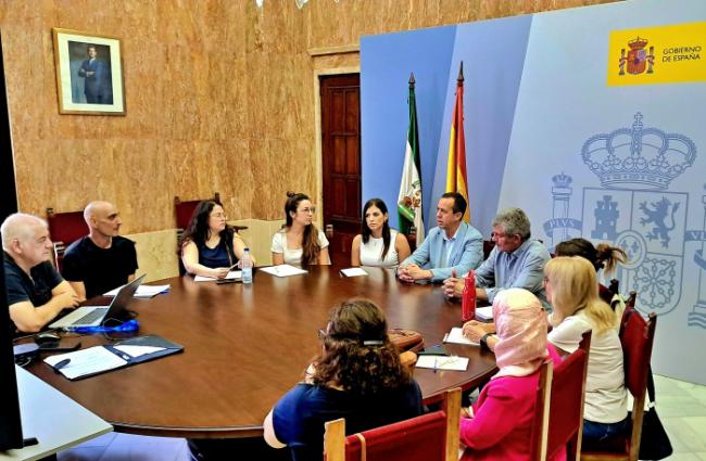 Reunión del subdelegado con los trabajadores sociales e intérpretes de la OPE