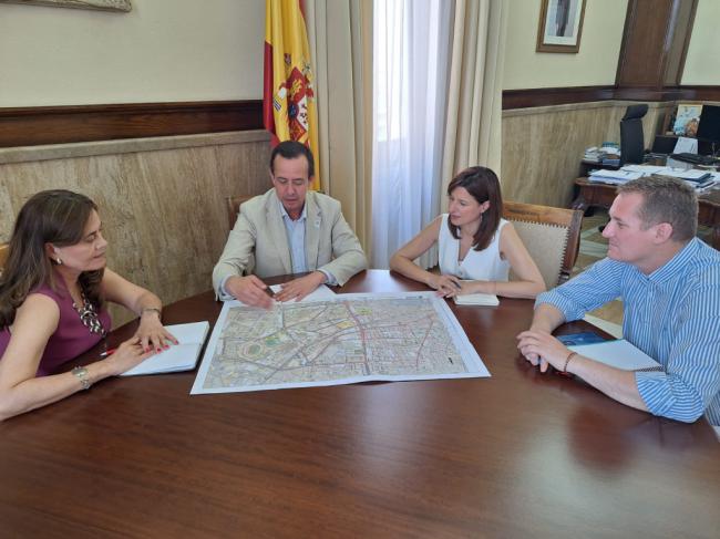 La portavoz del PSOE se interesa por los proyectos del Gobierno central en la capital
