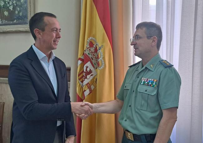 El subdelegado agradece a Montero su labor al frente de la Comandancia de la Guardia Civil en Almería