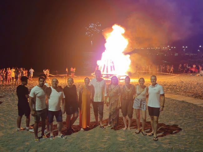 La noche de San Juan ilumina la costa de Adra