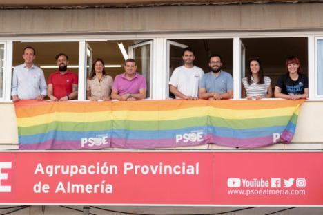 El PSOE de Almería despliega la bandera arcoíris en su sede