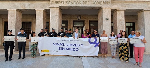 Minuto de silencio en Almería por las recientes víctimas de violencia de género