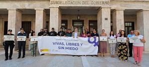 Minuto de silencio en Almería por las recientes víctimas de violencia de género