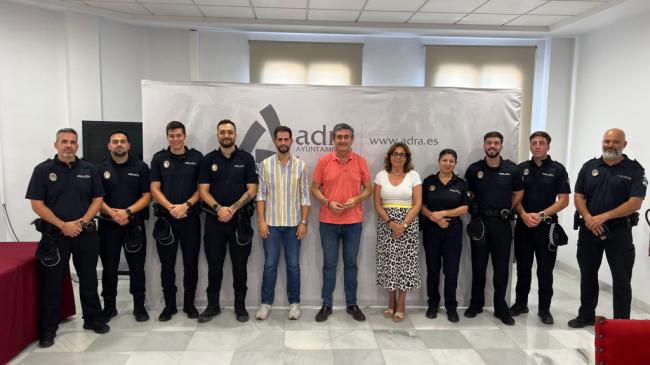 Manuel Cortés recibe a los seis policías locales de prácticas en Adra
