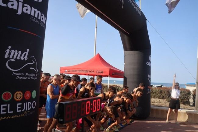 Éxito del IV Acuatlón Almerimar con 200 participantes