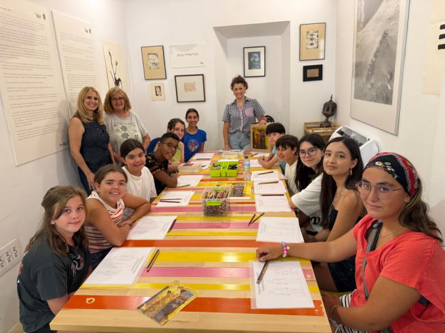 Jóvenes dibujan a ‘Super Valente’ en un taller en la Casa del Poeta