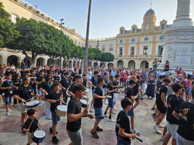 Ocaldrum llena la Plaza de la Constitución con su percusión