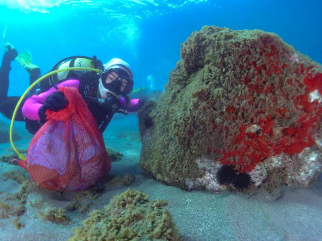 ‘En el mar también se respira’, éxito de Pulmón Azul en Adra