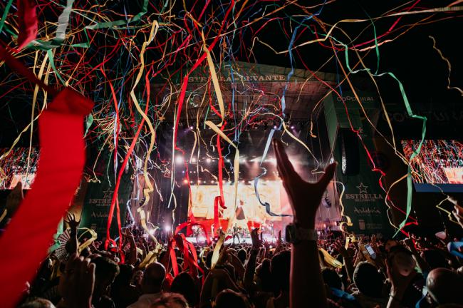 La triunfante variedad de Cooltural Fest alegra la primera noche de Feria en el Recinto de Conciertos