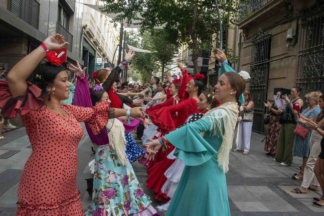 150 almerienses bailan sevillanas en el centro durante un flashmob