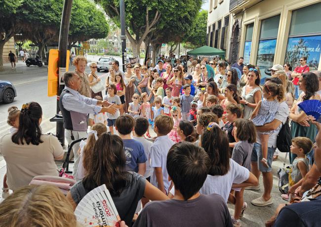 El Círculo Mágico de Almería sale a la calle como cada miércoles de Feria