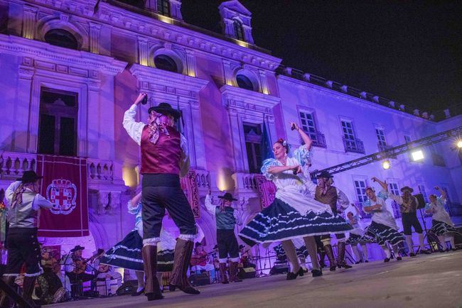 El encuentro de indumentaria tradicional llena la Plaza de la Constitución