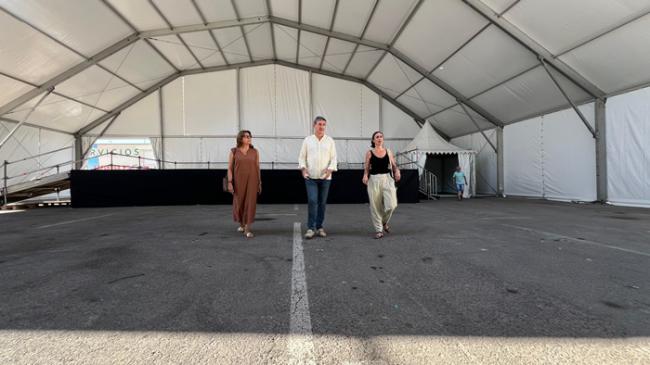 El alcalde visita el montaje de la Caseta Municipal en el Real de la Feria de Adra 2025