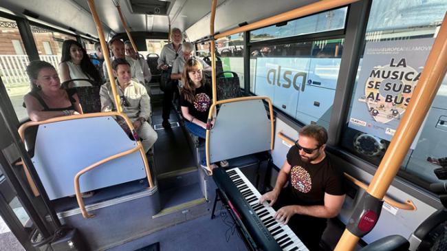 Ayuntamiento de Almería, Junta de Andalucía y Clasijazz acercan la música al autobús del Bajo Andarax