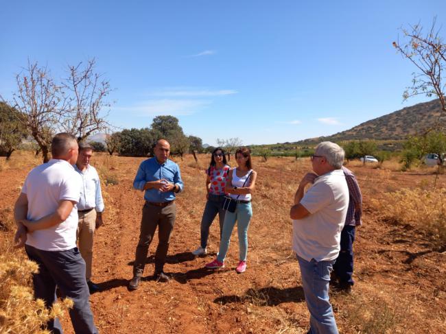 Mena ofrece asesoramiento a agricultores afectados por plagas