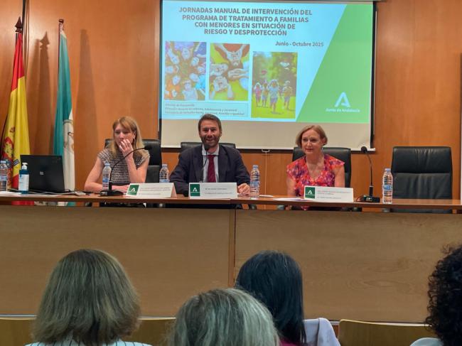 La Junta presenta en Almería el nuevo Manual Técnico de intervención para los Equipos de Tratamiento Familiar