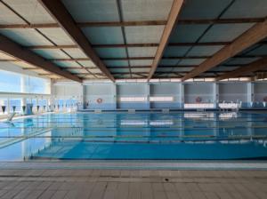 Adra instala paneles solares en la piscina municipal para mayor eficiencia energética