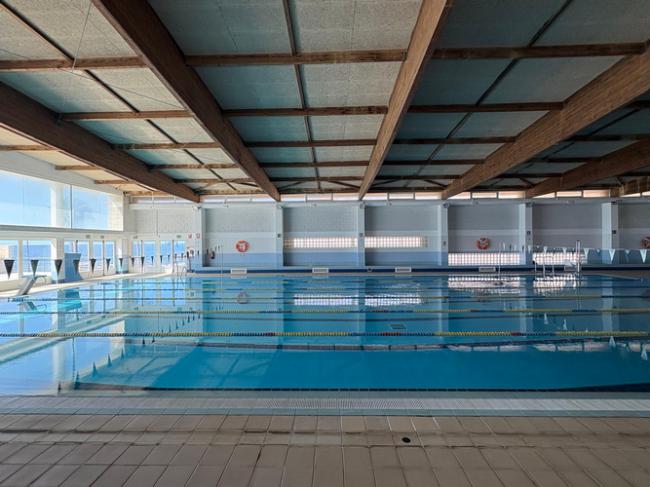 Adra instala paneles solares en la piscina municipal para mayor eficiencia energética