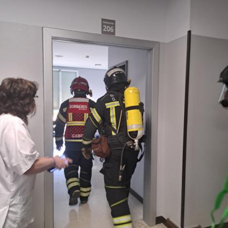 Pacientes y personal participan en evacuación simulada en el Hospital de Poniente