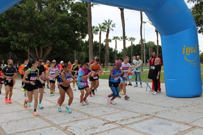 Más de 300 personas se disfrazan para correr por una causa solidaria en El Ejido