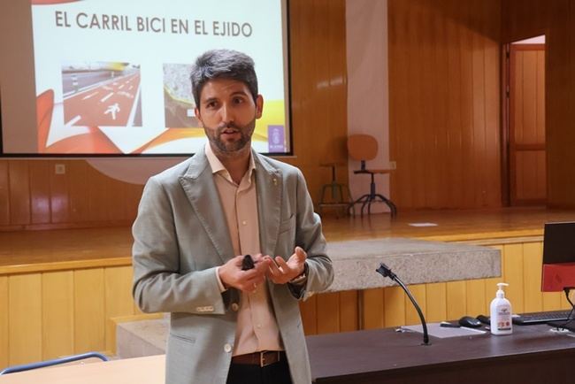 Charla sobre carriles bici en el IES Santo Domingo