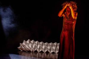 La poética, visceral y desnuda de ‘Origánika’ sobrecoge al público del Apolo en la primera de otoño de ‘Delicatessen’