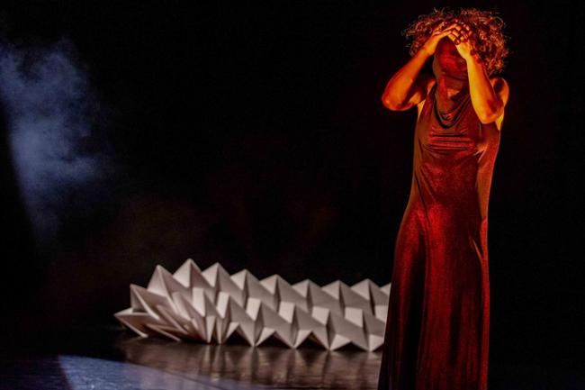 La poética, visceral y desnuda de ‘Origánika’ sobrecoge al público del Apolo en la primera de otoño de ‘Delicatessen’