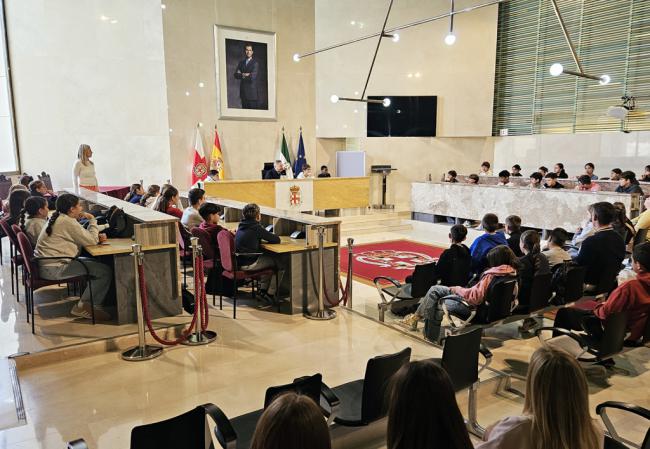 Niños del Colegio de Fines visitan el Ayuntamiento de Almería