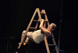 Inma González es ovacionada en el Teatro Apolo con la obra ‘Mauthausen. La voz de mi abuelo’