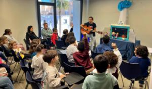 El cuentacuentos ‘La Luna’, de Mamen Puertas, crea una atmósfera envolvente en el Aula del Mar