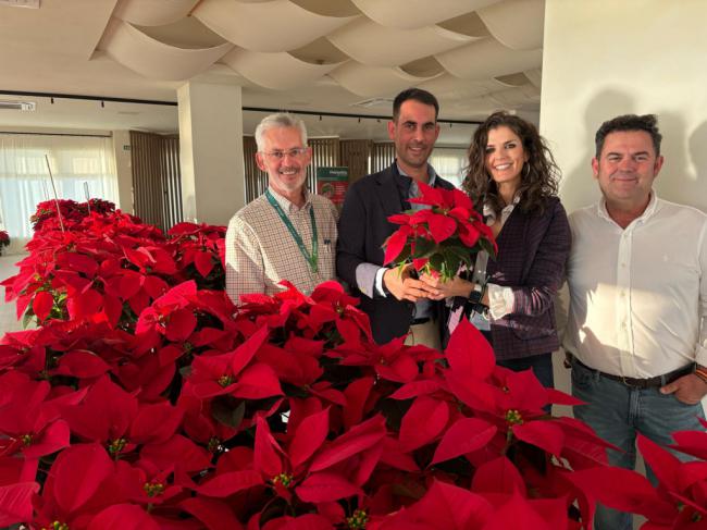 Donan 500 Poinsettias a Centros de la Tercera Edad ejidenses
