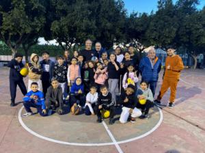 El club Padre Huelin ofrece una Navidad a más de 600 escolares de Piedras Redondas, Los Almendros y Araceli