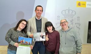 El subdelegado recibe a la asociación Asalsido que le ha hecho entrega de su calendario solidario 2026