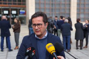 El Ejido guarda un minuto de silencio en memoria de las víctimas del accidente de Adamuz