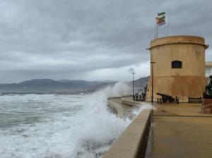 El temporal pone en jaque la playa de Balerma