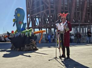 El Carnaval de Almería se despide entre llamas y sátira bajo el Cable Inglés